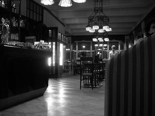 His­to­risk sett var de euro­pe­iske kafe­ene og kaffe­hu­sene det første rom­met for opp­lyst offent­lig debatt. Her Grand Cafe Ori­ent i Praha. (foto: pixie_bebe. CC: by-nd).