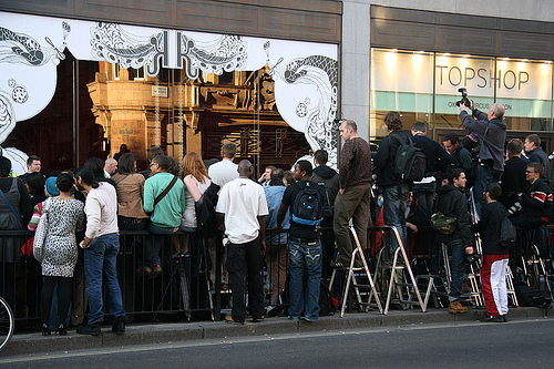 Stor inter­esse for lan­se­rin­gen av Kate Moss’ kol­lek­sjon for Tops­hop i Lon­don, juni 2007 (foto: Loungefrog, CC: by)