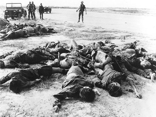 Vietnam war: Viet Cong dead after an attack on the perimeter of Tan Son Nhut Air Base (photo: SP5 Edgar Price Pictorial A.V. Plt. 69th Sig. Bn. (A)