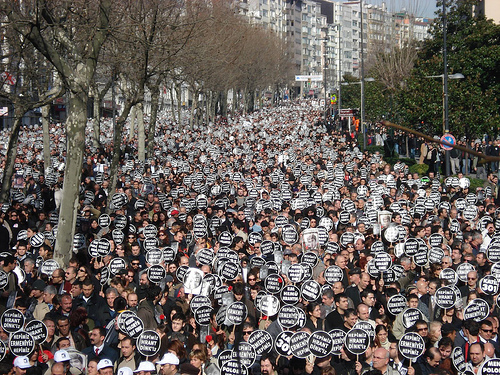 Hrant Dinks gravferd 23. januar 2007 ble fulgt av store folkemengder i Istanbul (foto: Kizil Bayrak)