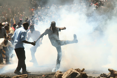 Scene from the 2007 post-election violence in Kenya (photo: ActionPixs (Maruko))