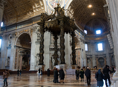 Tren­ger reli­gio­ner vern mot hate­fulle ytrin­ger? Inte­riør fra Peters­kir­ken i Roma.