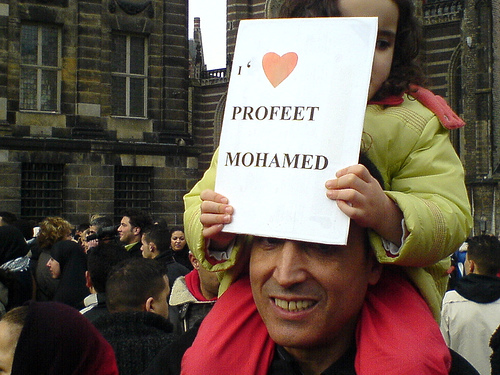 Protest av den fredelige typen mot Muhammed-karikaturene i Amsterdam februar 2006.