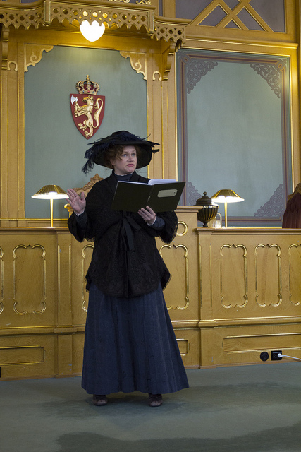 Laila Goody som Camilla Collett ved markeringen i Stortinget 11. juni 2013 (foto: Stortinget, CC: by-nd)