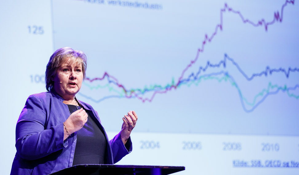 Erna Solberg snakker forretninger (Foto: Kilian Munch / Norsk olje og gass. CC: by sa-2.0)