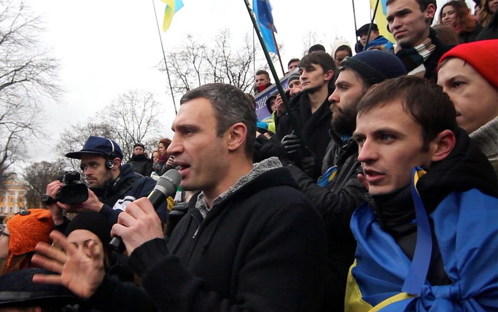 Vitalij Klitsjko snakker med demonstrerende studenter i Kiev i november 2013.