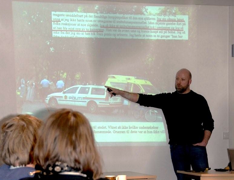 Erik Schjenken foreleser på et kurs ved Institutt for Journalistikk i 2010.