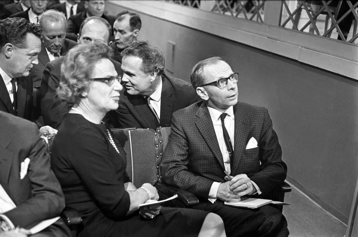 Norsk offentlighet i aksjon. TV-debatt om idrett i Centralteatret i november 1965.
