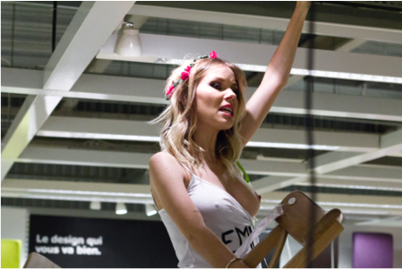 Femen demonstrant foran Ikea