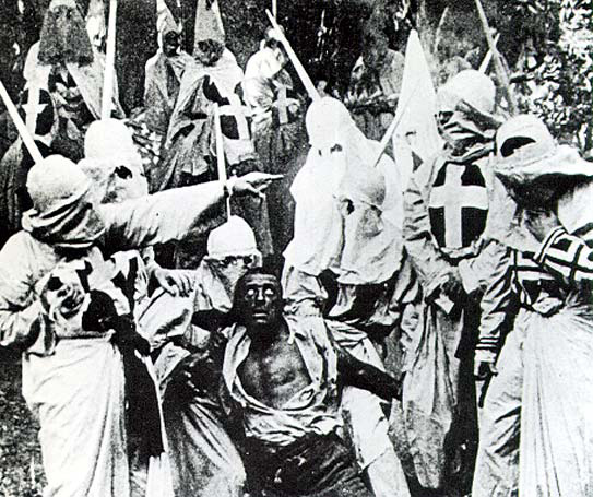 Scene fra filmen. Ku Klux Klan fanger den svarte mannen Gus, som spilles av den hvite skuespilleren Walter Long i blackface. (Foto: Wikimedia Commons)