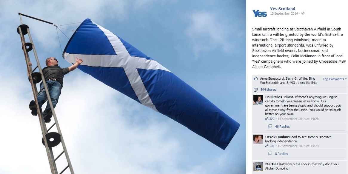 Historiens første flyplass-vindpølse i det skotske flaggets farger. Bilde lagt ut på Yes Scotlands Facebook-side 15. september 2014.