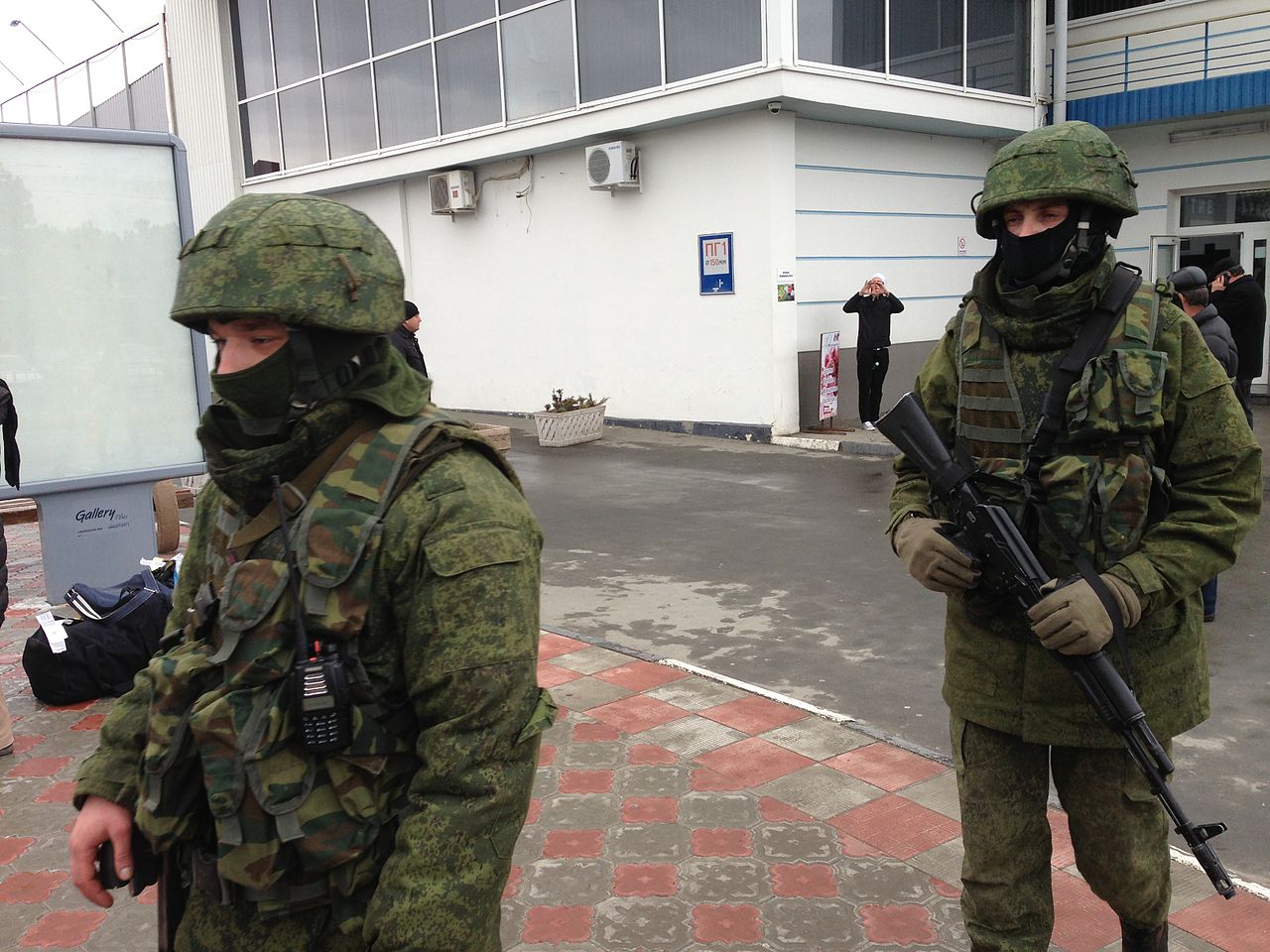 De "små grønne menn". Russiske soldater uten kjennetegn tar kontrollen over Simferopol flyplass på Krim-halvøya 28. februar 2014 (foto: VOA/Wikimedia Commons)