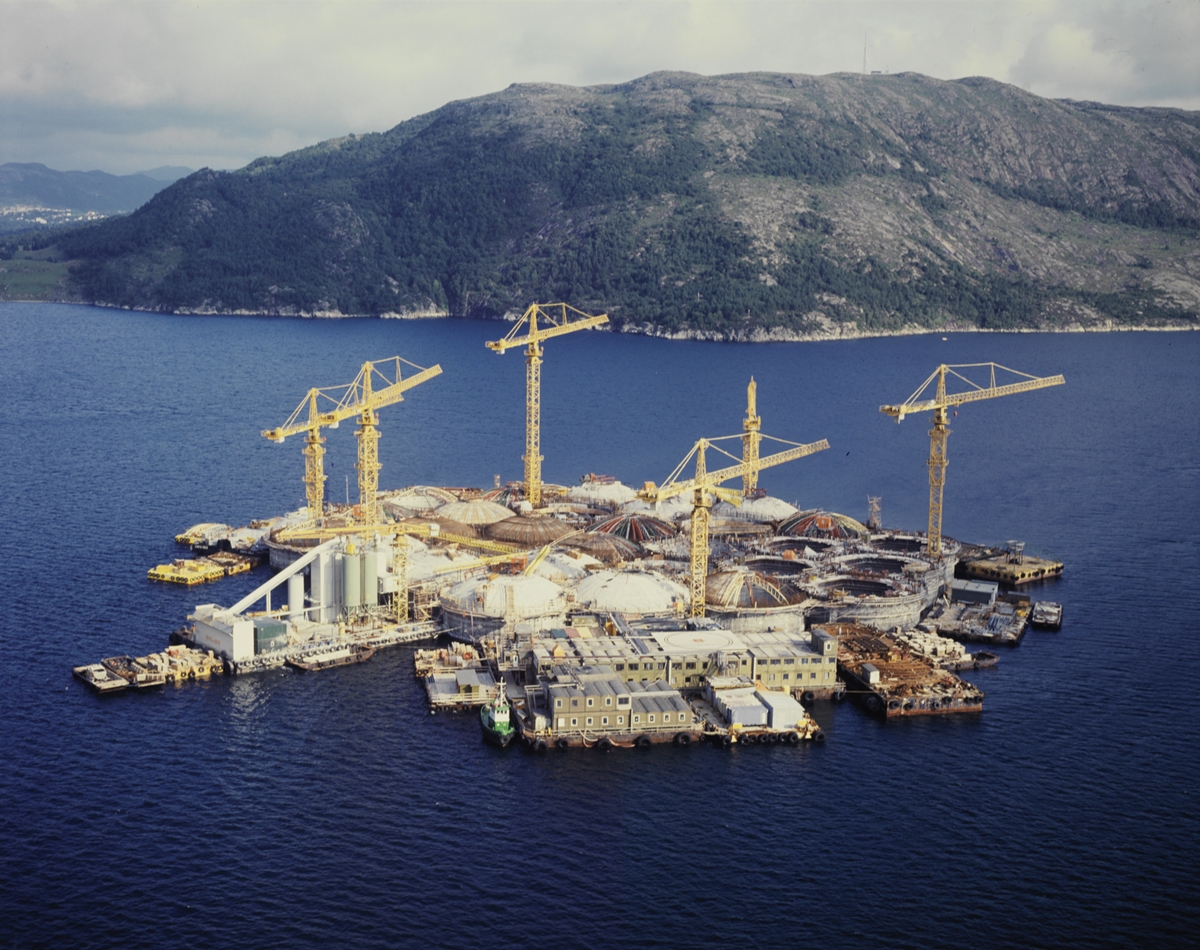 Bygging av oljerigg i Gandsfjorden (årstall ikke oppgitt).