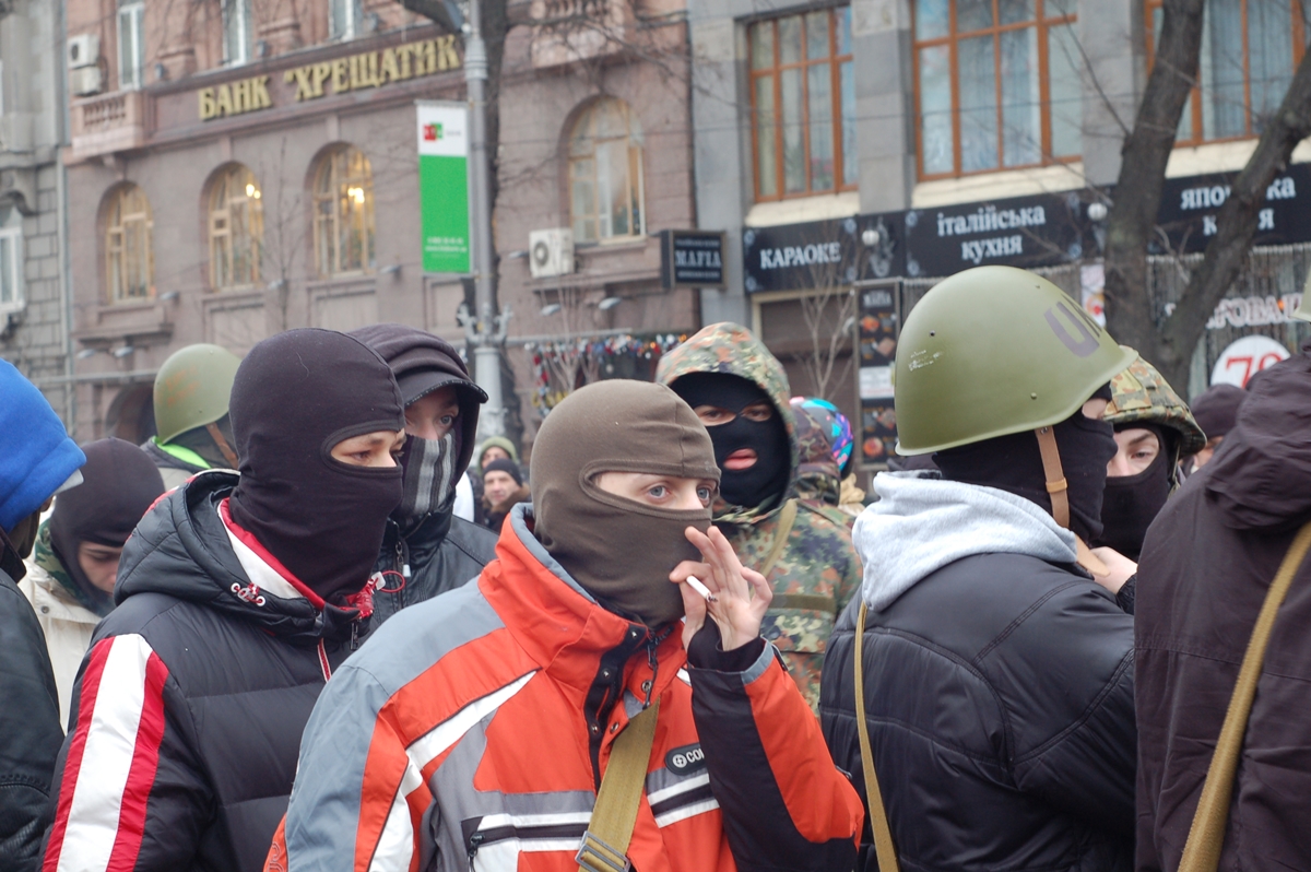 17. januar 2014:  En gruppe tilhengere av en av Ukrainas høyreorienterte grupper fotografert rett utenfor barrikadene på Majdanplassen. (foto: Harald Hoff)