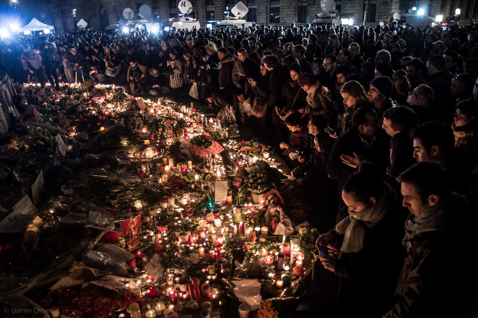 15. november 2015: Folk samles på Place de la République i Paris for å minnes ofrene i terrorangrepet to dager tidligere.