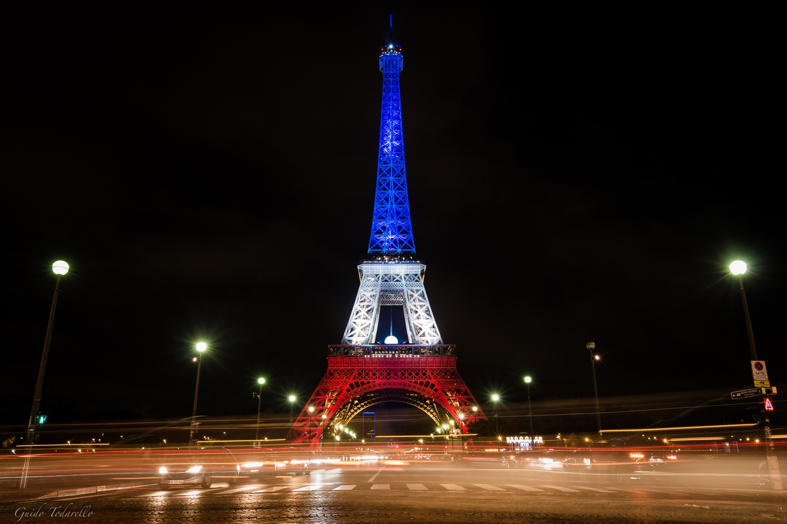Eiffeltårnet i det franske flaggets farger etter terrorangrepet 13. november 2015.