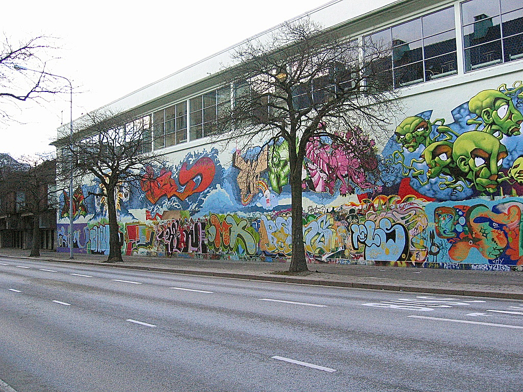 Fra september 2003 til 2004 var baksiden av Bergen Kunsthall dekket med piecer.
