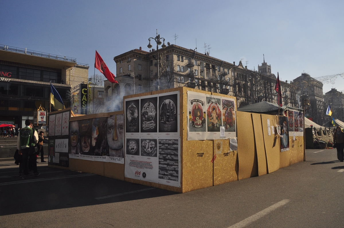 Barbakan - kunstfestningen under Majdan-opprøret. Bilde fra 11. mars 2014. (Foto: Alex Zakletsky)