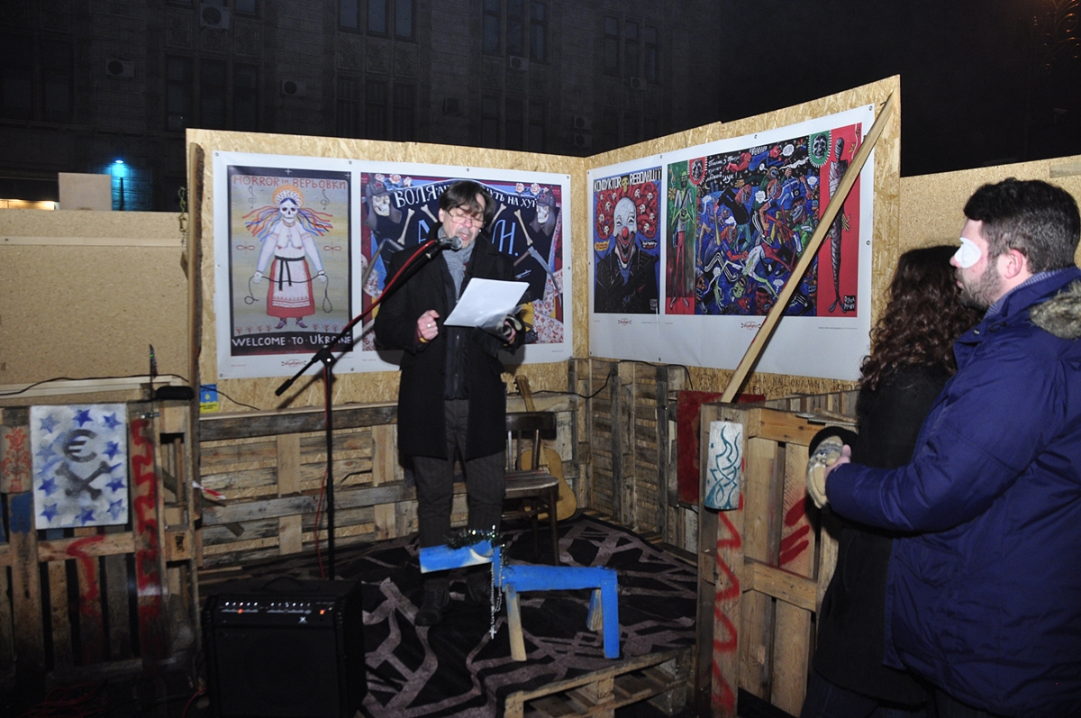 Opplesning under opprøret: Jurij Andrukhovytsj leser poesi på Majdan-plassen i februar 2014 (foto: Alex Zakletsky)