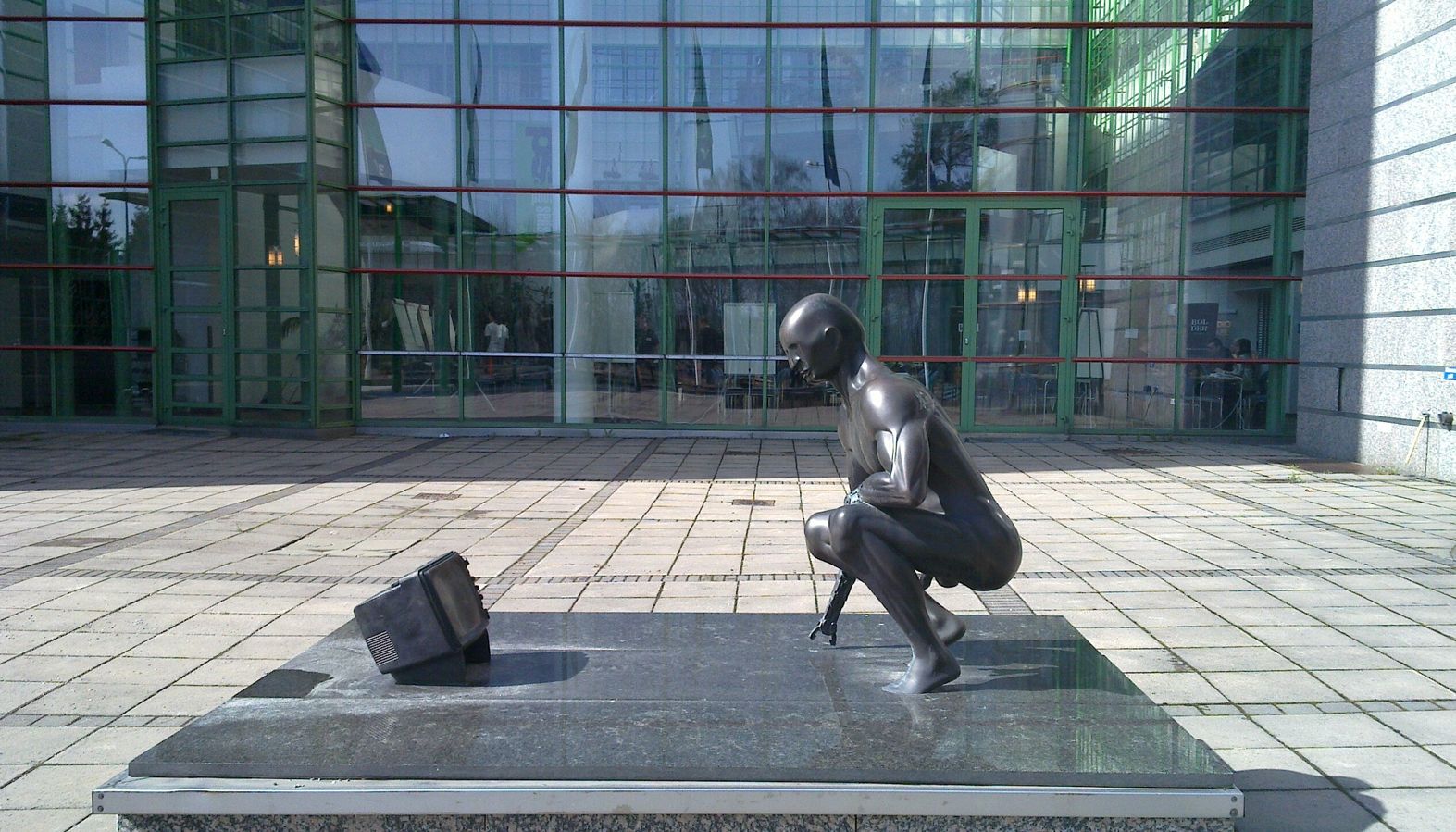 Skulptur utenfor Yles hovedkontor i Helsingfors.