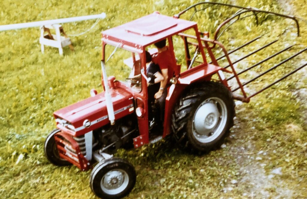 Lars køyrer traktor